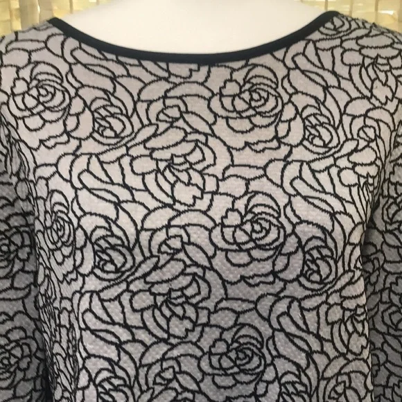 Women’s Top with pockets. Size Large. Beautiful flower design. - Picture 2 of 4